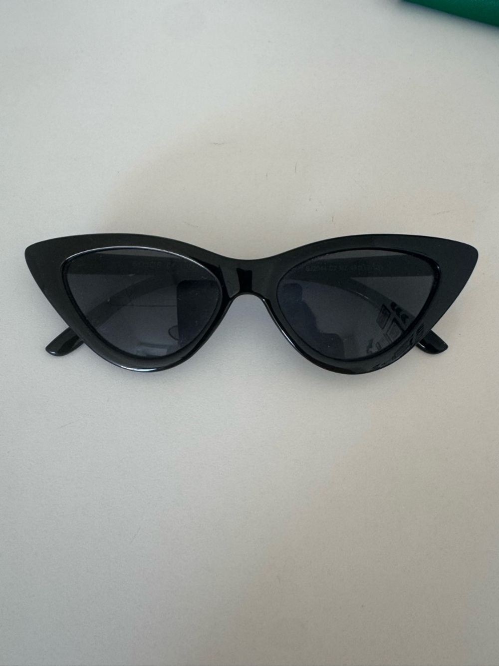 Classic Black Cat-Eye Sunglasses for Women - Stylish Retro Look